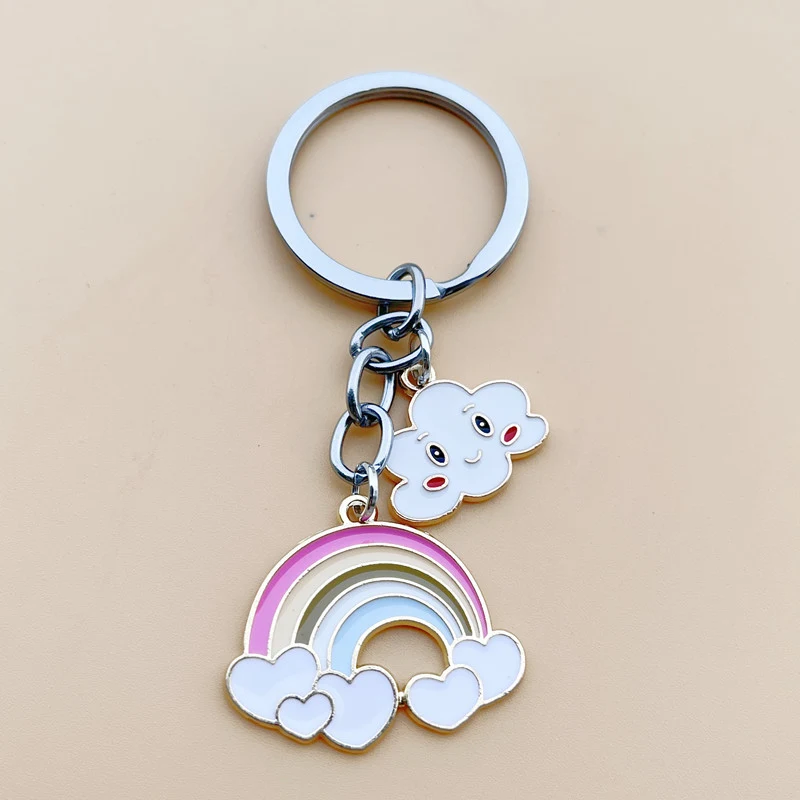 Vrouwen Simple Witte Wolk Regenboog Sleutelhanger, een schattig en lichtgewicht accessoire om je sleutels te organiseren en een vleugje vreugde toe te voegen.