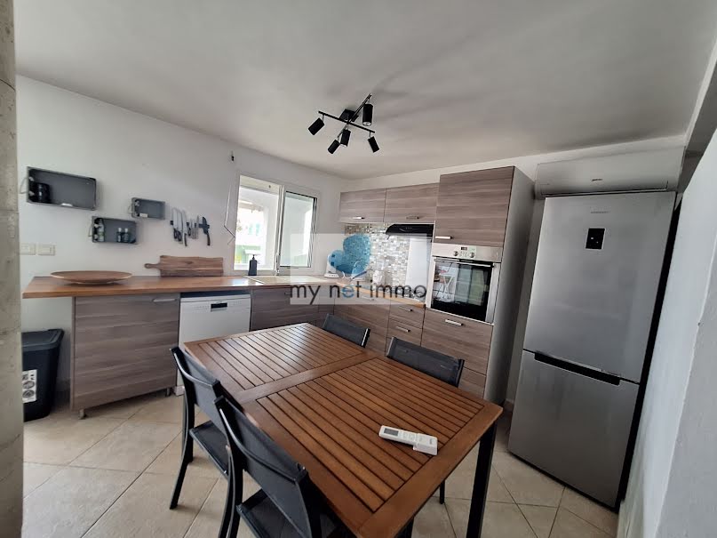 Location meublée maison 5 pièces 80 m² à Saint-Martin (97150), 2 100 €