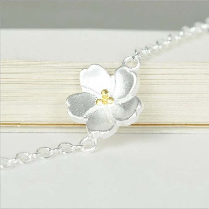 Title 1, Zilveren damesarmband met elegante bloemen in r...