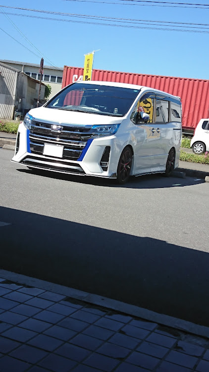 ノアのドライブ・DIY・18インチ・後ろに偶然コンテナ・洗車する時間が無いに関するカスタム事例の投稿画像1枚目