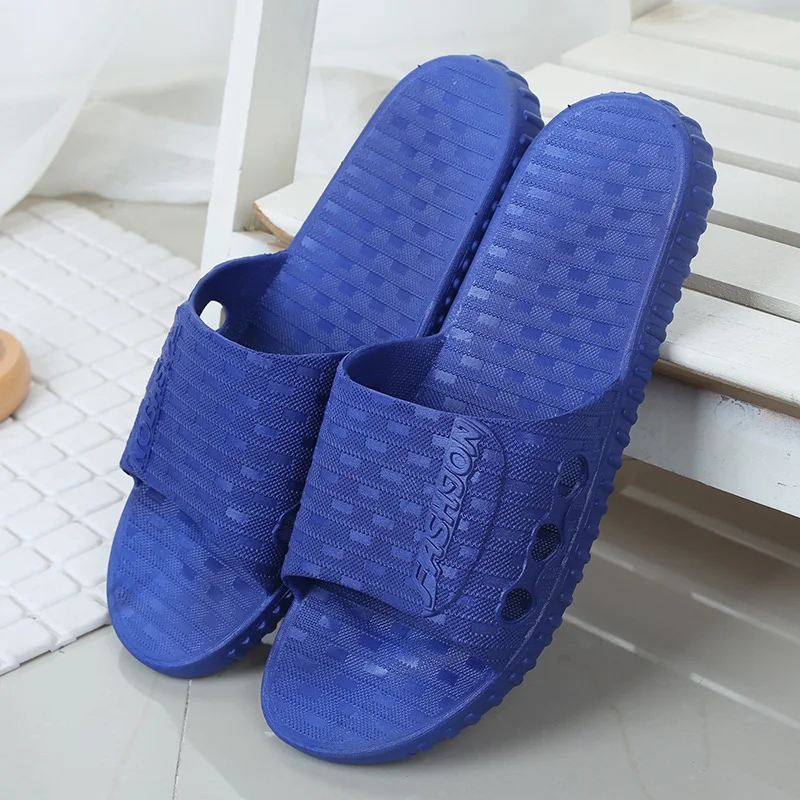 Eenvoudige antislip badslippers voor koppels, huisslippers van plastic. Veilig en comfortabel in huis en badkamer.