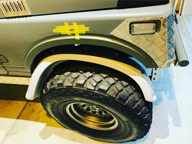 ジムニーのDIY・オーバーフェンダー取り付け・穴埋め鈑金に関するカスタム事例の投稿画像4枚目