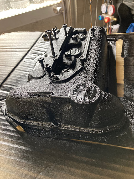 ジムニーのDIY・梅雨入り間近・タペットカバー塗装・結晶塗装に関するカスタム事例の投稿画像4枚目