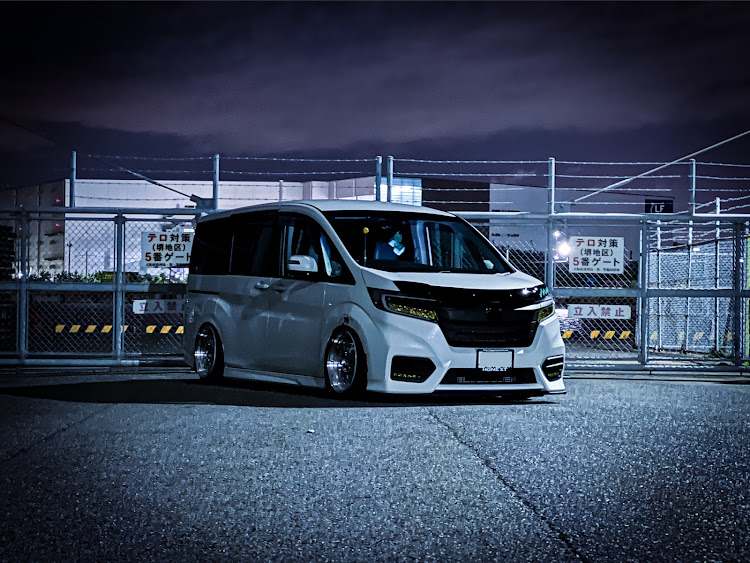 ステップワゴンスパーダのSTEP CREW SQUAD・自分の車のレアパーツ・9月もよろしくお願いします・コメントは不要ですよん🤗・iPhoneクオリティに関するカスタム事例の投稿画像1枚目