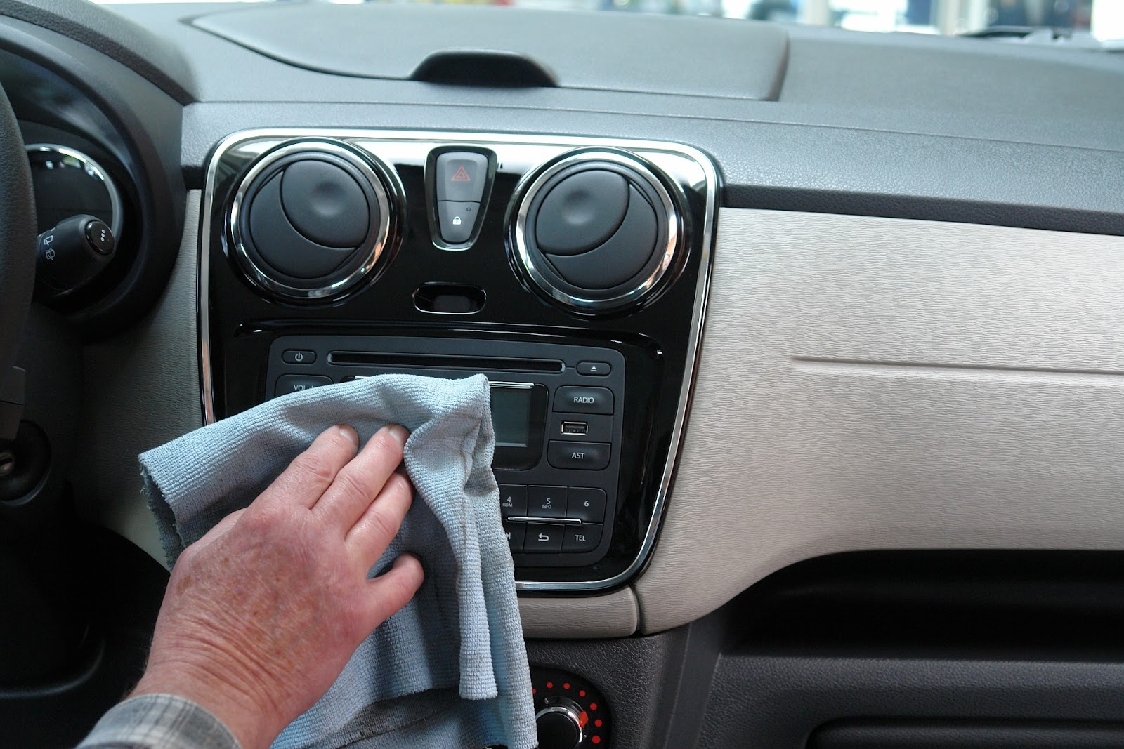 Tips for Cleaning Out Your Car-image
