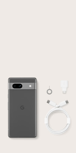 Rückansicht von Pixel 7a in Charcoal neben einem USB-C-auf-USB-C-Kabel, einem Quick Switch Adapter und einem SIM-Tool