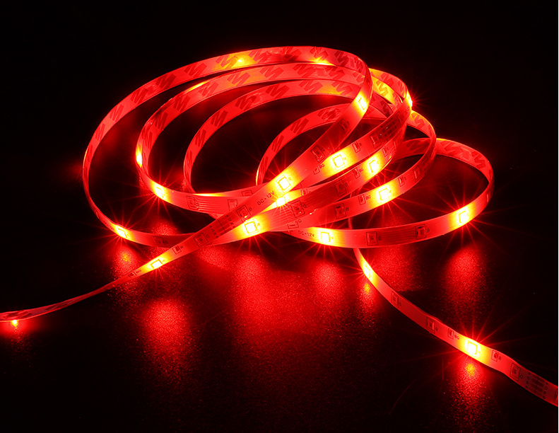 Hochhelle 12V LED-Lichtleiste, tropfwasserdicht durch Klebeversiegelung. Flexibel und sicher für Außen- und Innenbeleuchtung.