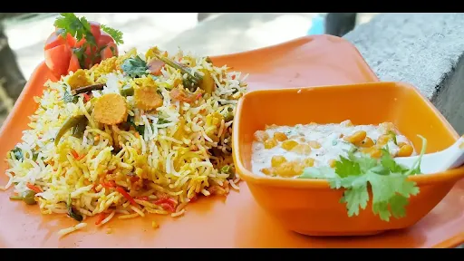 Veg Biryani With Raita