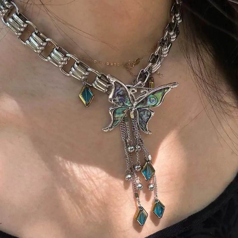 Collier léger luxe Punk chinois papillon, un bijou unique pour sublimer votre cou. Élégance et originalité assurées.