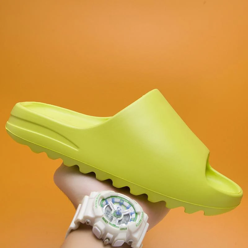 Heren- en damesmode dikke zool teenslippers voor thuis. Comfort en stijl met een dikke zool. Perfect om thuis te ontspannen.