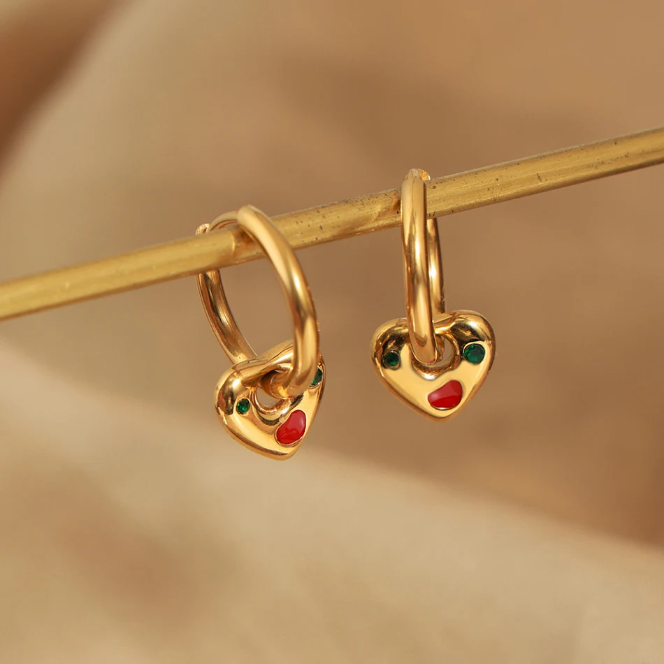 Design de Moda Coração Esmaltado Aço Titânio Banhado a Ouro 18K. Joia charmosa e duradoura. Ideal para adicionar um toque romântico e elegante ao seu visual.