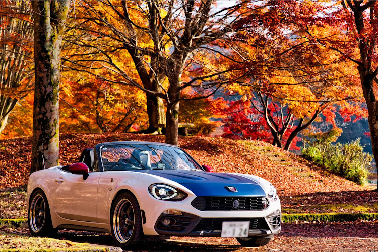 124スパイダーのアバルト124スパイダー・紅葉と愛車・オープンカー・12月もよろしくお願いしますに関するカスタム事例の投稿画像1枚目