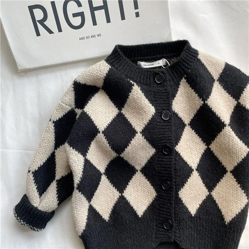 Pull ample à losanges de style coréen pour enfants. Un vêtement confortable et tendance, parfait pour l'automne et l'hiver.