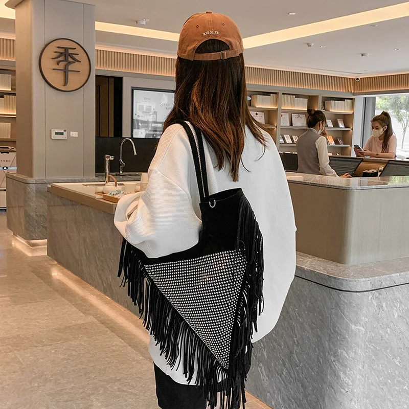 Bolso de hombro simple y elegante para mujer, un accesorio de moda con personalidad para un estilo diario fácil y versátil.
