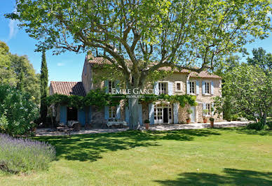 Propriété avec piscine et jardin 2