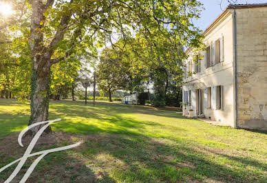 Vineyard with outbuildings 5