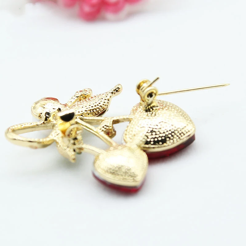 Red glass peach heart love brooch. Express your affection with this elegant and romantic accessory. A perfect gift or a 