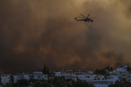 Požari i dalje bukte u Grčkoj, jak vetar raspiruje vatru i otežava gašenje