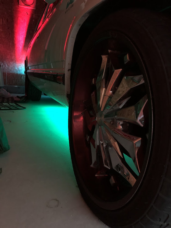 サバーバンのDIY・アンダーLED・アメ車・RGBに関するカスタム事例の投稿画像4枚目