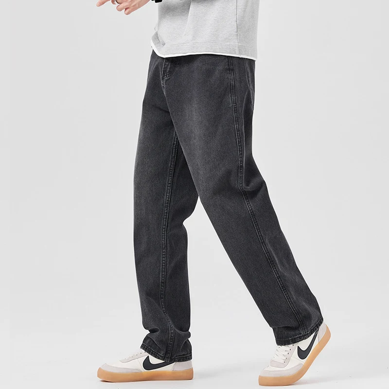 Luźne, casualowe jeansy męskie, modne i uniwersalne. Idealne do codziennego noszenia, łatwe w stylizacji i pasujące do wielu różnych outfitów.