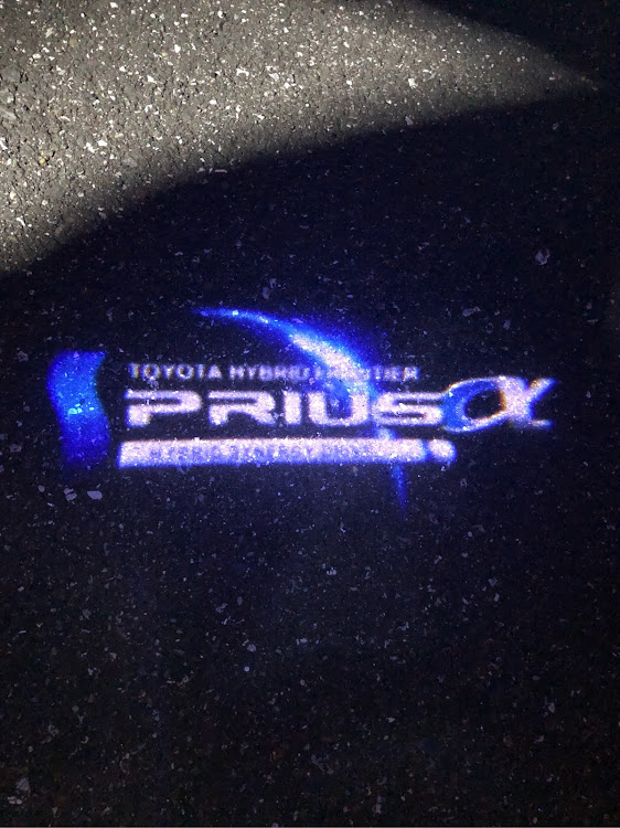 プリウスαのDIY・LED化・ルームランプ交換・カーテシランプ交換に関するカスタム事例の投稿画像1枚目