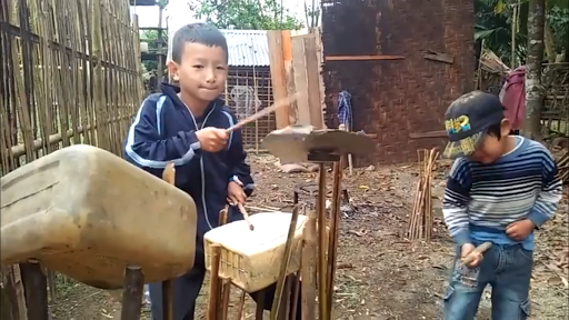 Dàn nhạc cụ tự chế từ đồ bỏ đi trong nhà