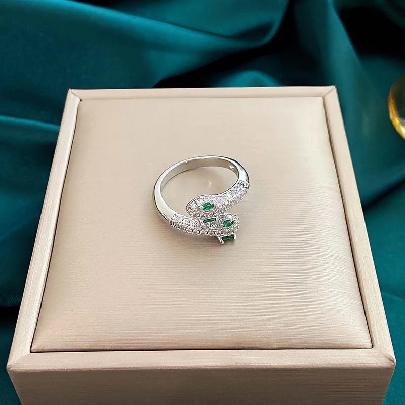 Micro ingelegde zirkonia slangenring voor dames Schitterende sieraden voor een elegante uitstraling Stijlvol accessoire Perfect voor een verfijnde look.