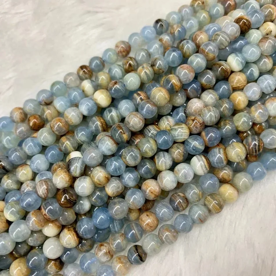 Eenvoudige blauwe armband met natuurlijke calciet kralen. Perfect voor dagelijks gebruik, bevordert rust, balans en geeft een natuurlijke uitstraling.