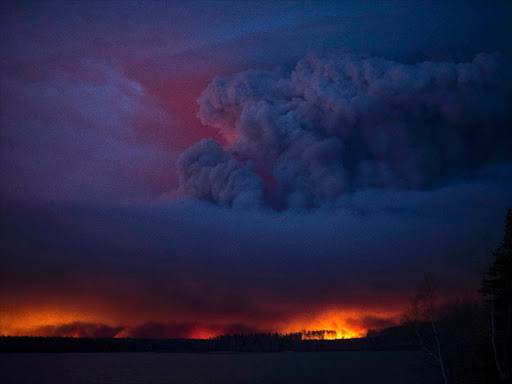 A massive wildfire, which caused a mandatory evacuation, rages south of Fort McMurray near Anzac, Alberta, Canada May 4, 2016. Photo/REUTERS