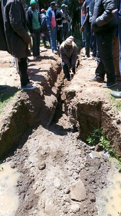 Residents of Shamata destroying a culvert along Shamata - Mairo Inya road on Monday