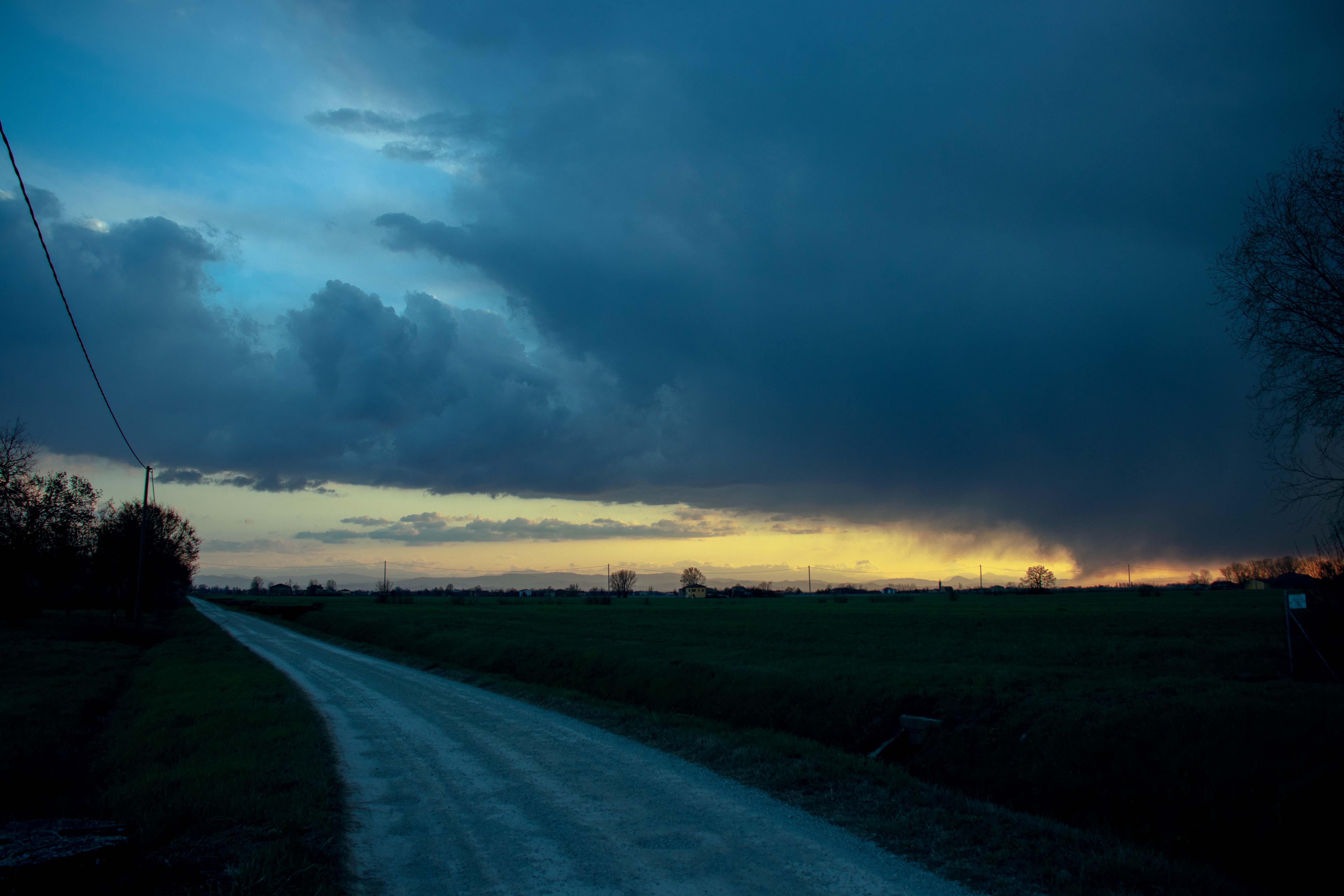 Cielo blu su strada di campagna  di Danydude_photography