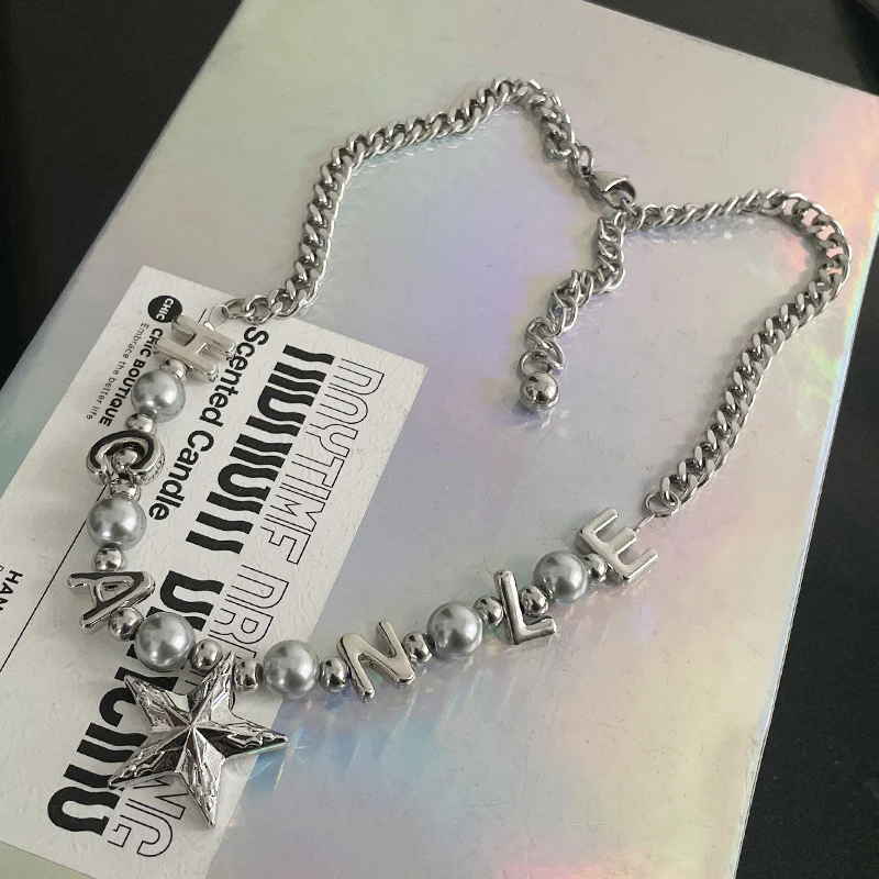 Vijfpuntige ster ketting met letters en parelsteken. Een stijlvol, gepersonaliseerd sieraad, perfect voor elke gelegenheid en outfit.