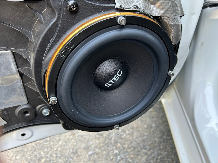 デミオのKENWOODミッドウーハー引退・STEG・アフター筑西・DIY・熱中症に注意に関するカスタム事例の投稿画像2枚目