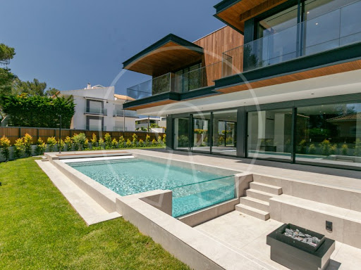 Maison avec piscine et terrasse 1