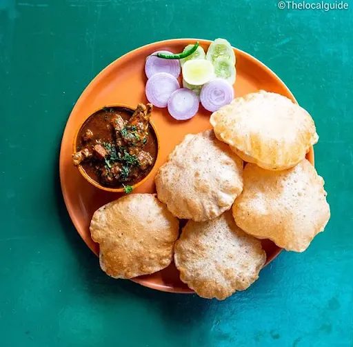 3 Poori With Chicken Kadai Masala