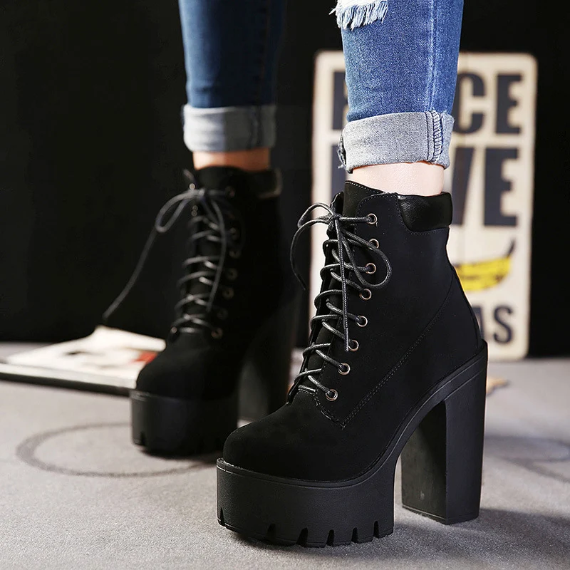 Bottes à talons hauts pour femmes, élégantes et tendance. Marchez avec assurance et ajoutez une touche de sophistication à toutes vos tenues, idéales pour toutes les occasions.