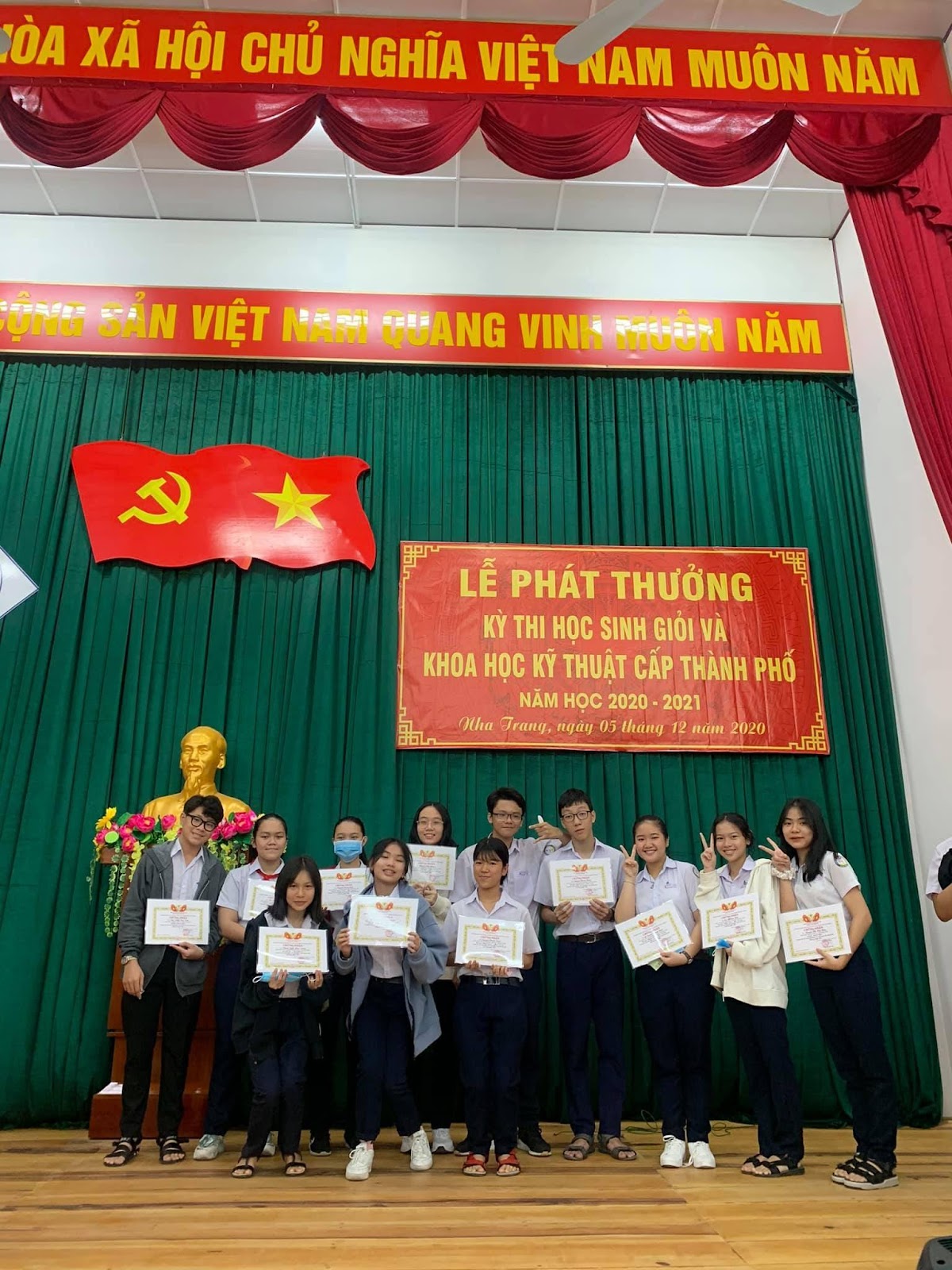 Có thể là hình ảnh về 11 người, mọi người đang đứng và mọi người trên sân khấu