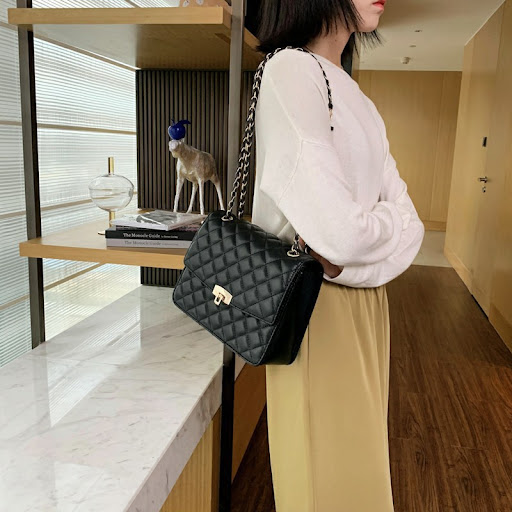 Title 3, Retro Trendy Rhombus Chain Crossbody Bag. Carry...