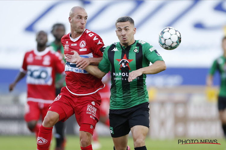 KV Kortrijk-speler wordt op middenstip verrast met trofee van Kerel van het Seizoen