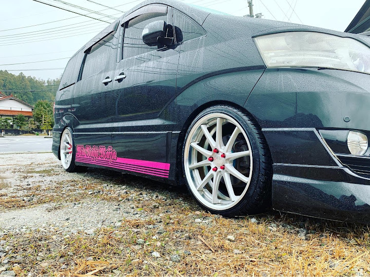 アルファードのホイールナット交換・ホイール交換・かっこいい車・エムズガレージ・レッドメモリーに関するカスタム事例の投稿画像1枚目