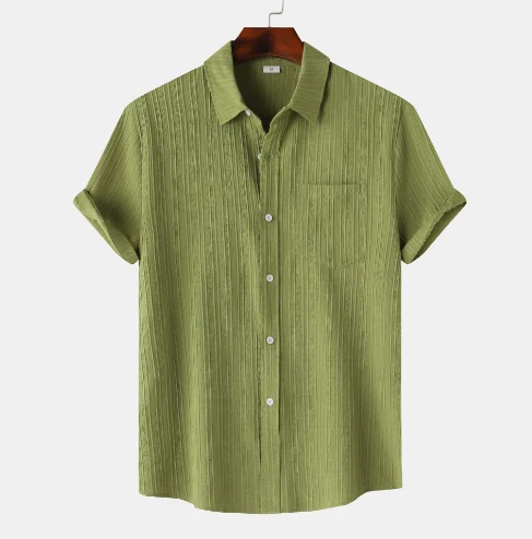 Chemise de repos pour homme en velours côtelé, manches courtes et coupe ample, parfaite pour se détendre avec confort et style décontracté.