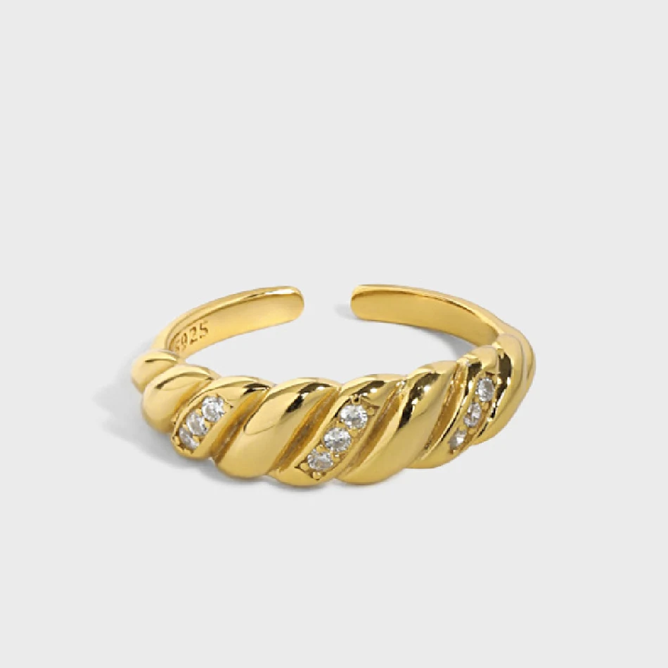 Anello a torsione versatile da donna, abbinabile a qualsiasi outfit. Un accessorio di moda perfetto, facile da indossare e che esalta la tua personalità.