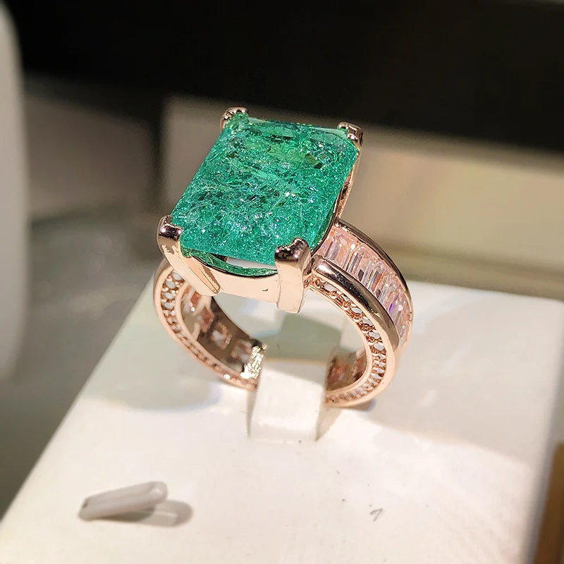 Ornement Bague en Or K Géométrique Bijou élégant pour femme Design moderne et raffiné Le cadeau parfait pour célébrer un moment spécial