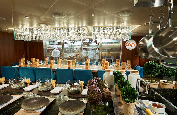 Enjoy an expertly prepared dinner at Chef’s Table, the specialty restaurant on Carnival Horizon. 