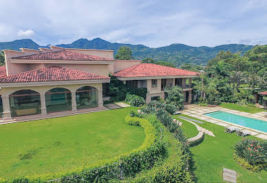 Propriété avec piscine et jardin 8