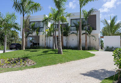 Contemporary house with pool and garden 3