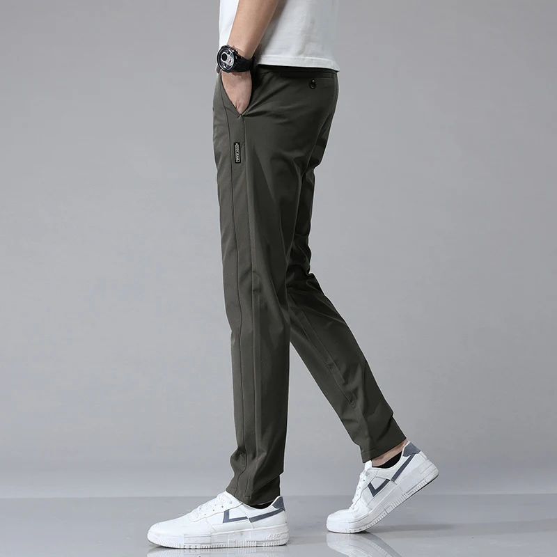 Glatte, voll elastische Sport Hose ohne Bügeln, elastische Kraft. Maximaler Komfort und Bewegungsfreiheit für deine Aktivitäten.