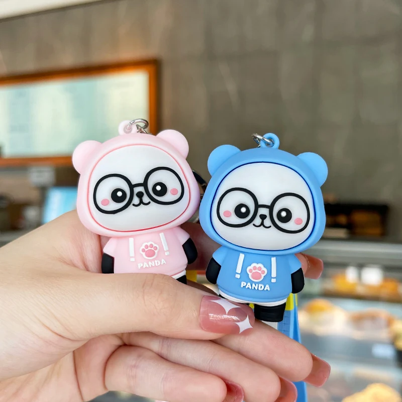 Porte-clés pendentif petit panda avec pull mignon, un accessoire adorable pour sac, parfait comme cadeau charmant et pratique.
