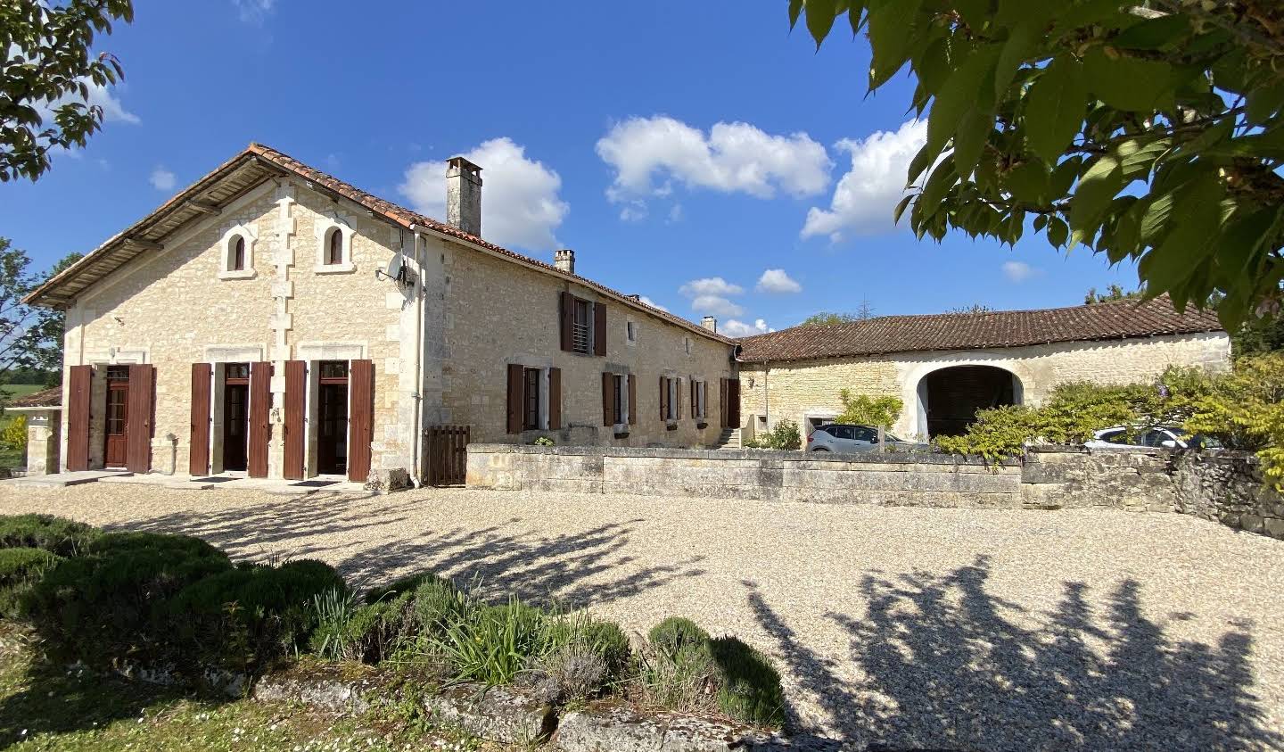 House with pool and terrace Champagne-et-Fontaine