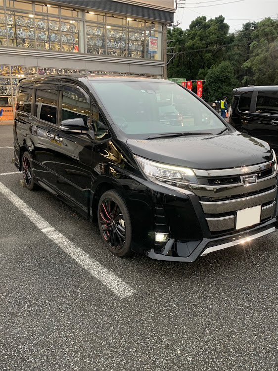 ノアの右斜め前写真展に関するカスタム事例の投稿画像1枚目